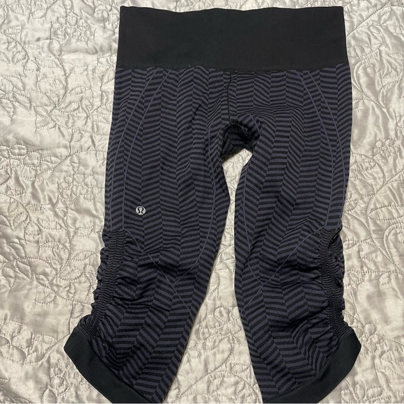 lululemon athletica in the flow cropped capris - Picture 1 of 9